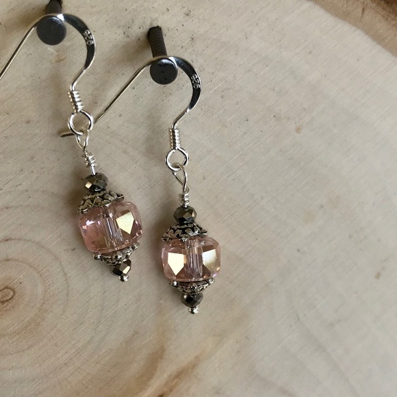 Jewelry - Light pink crystal earrings